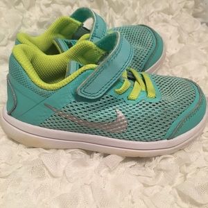 Nike toddler shoes 8c aqua sneakers Flex Run